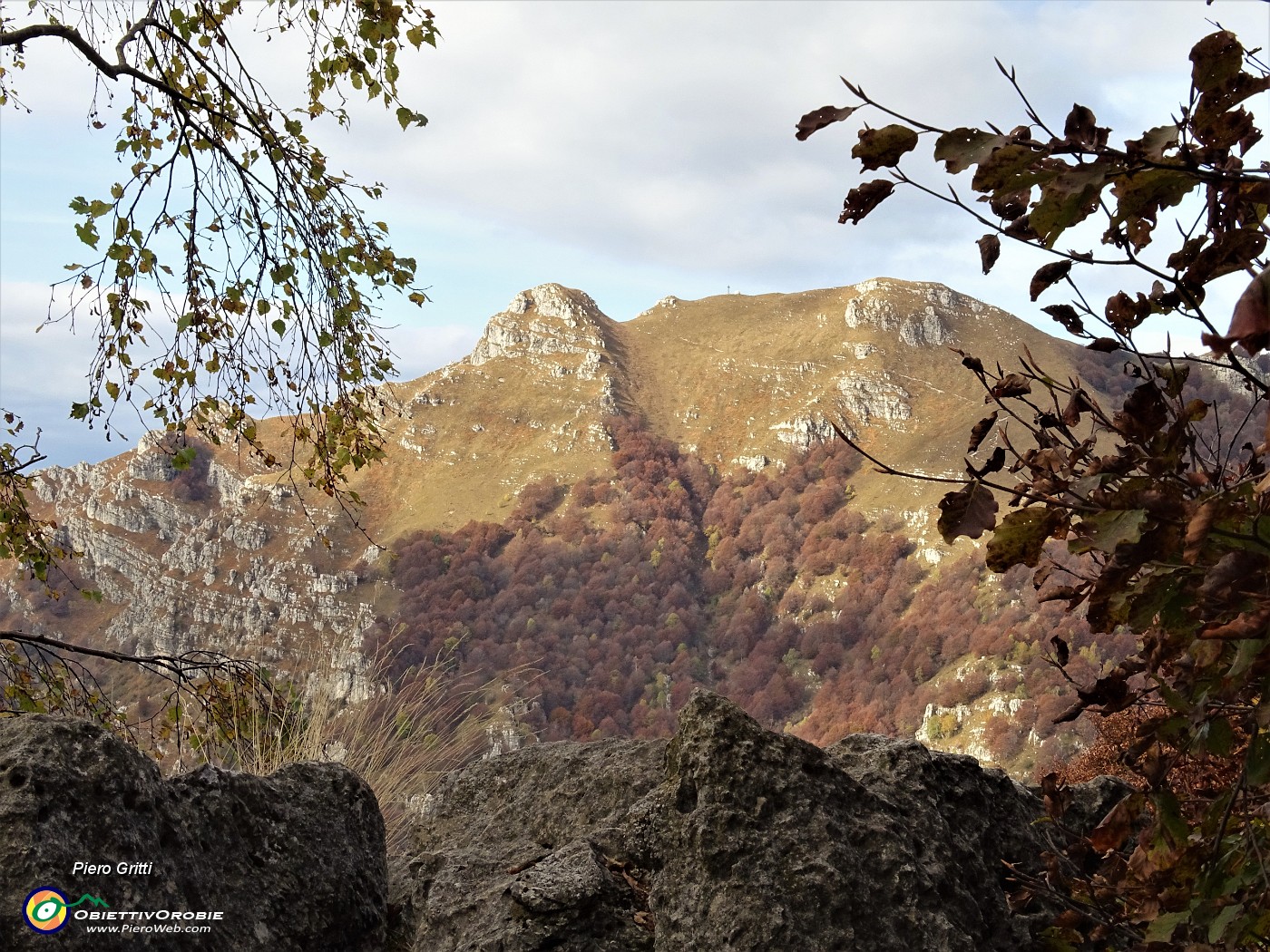 42 Da Cima di Muschiada (1458 m) vista sul Due Mani.JPG